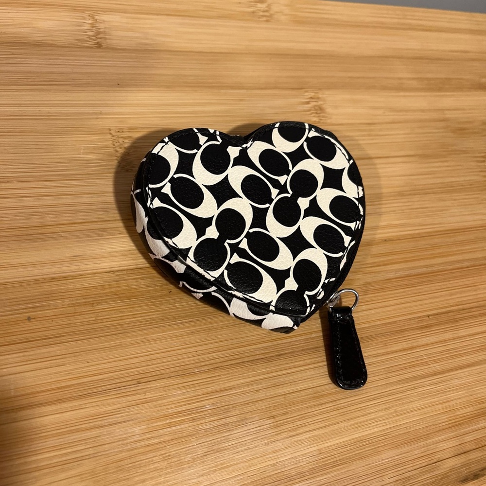 Heart-Shaped Zip Coin Purse in Black & White